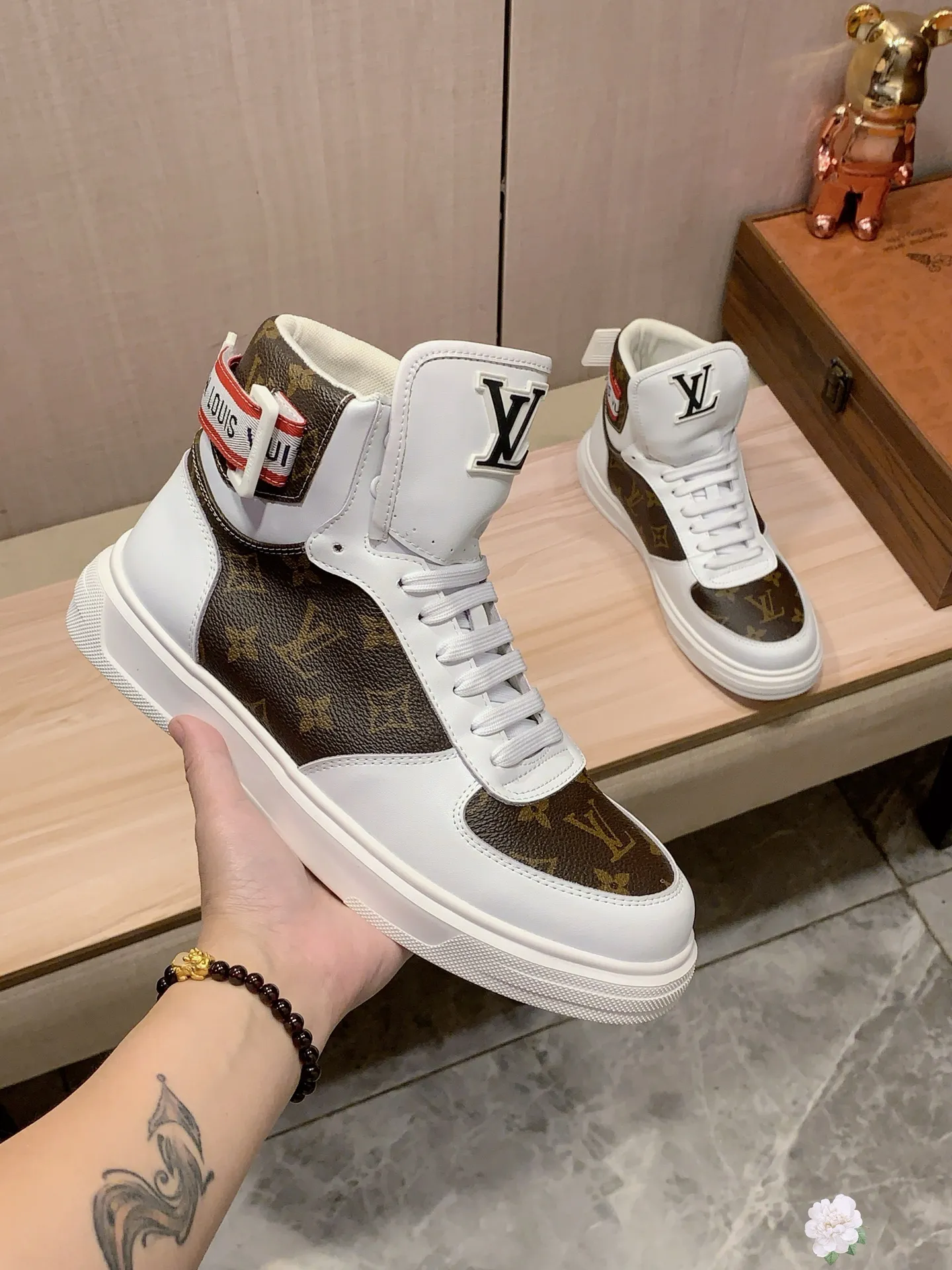 High-top men's shoes 💰442💰💰🎩🎩[Lightning][Lightning] "LV*" latest • popular casual shoes, top brand [seduce] luxury~purchase, top~quality. [Strong] The upper is made of imported breathable cowhide with fabric material ➕ Breathable sheepskin feet (•) and fine workmanship. The original stylish and stylish soft rubber wear-resistant and non-slip outsole is light and comfortable on the feet. The real thing looks better when taken in real life. 111: code: 38-44, 2️⃣ colors selected